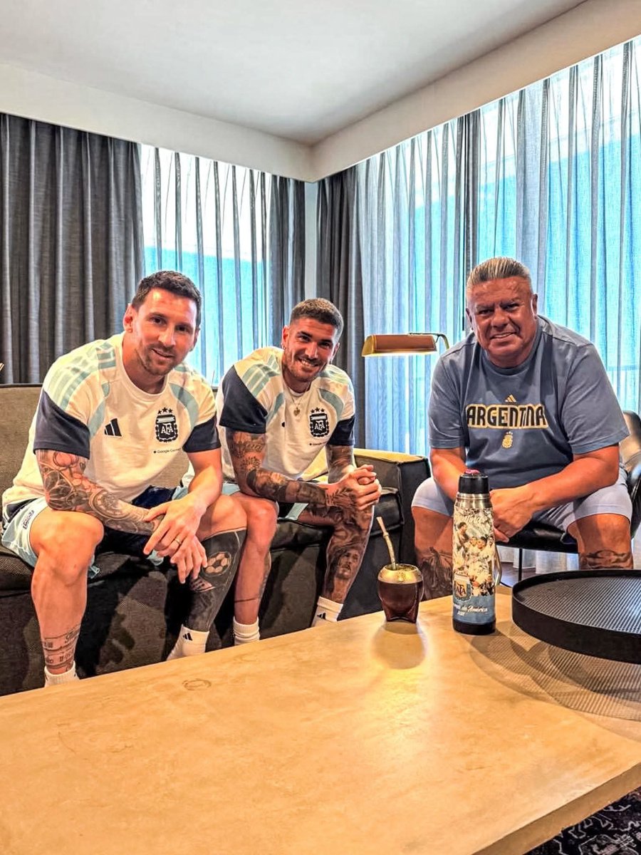 masquenoticias_'s tweet photo. LA FOTO CÁBALA? LISTA ✅
🇦🇷🧉 Como siempre, antes de cada partido, Lionel Messi y Rodrigo De Paul compartieron unos mates con Claudio "Chiqui" Tapia.
#leonelmessi
#mundialdefútbol2026 https://t.co/K8hm54hG7e