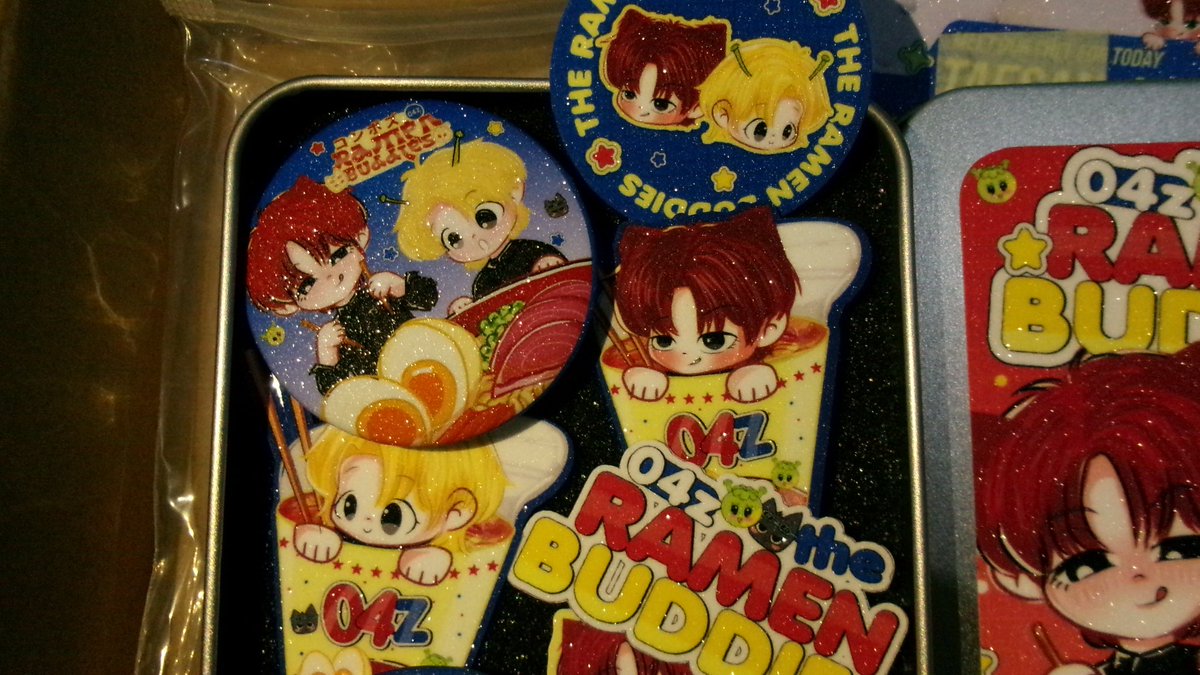 iarosbrat's tweet photo. AKU HAMPIR LUPA UPLOAD HUHU T________T paket gandengku sudah sampai dengan selamat dan sudah ku pamerkan ke teman-temanku :3 BAGUS BANGET BTW both the design &amp;&amp; the materials!!!!! love it so much <3 timaaci admin imut <333 tiap mam ramen akan aku bawa my cimit not-notku 😋🩷🩷🩷 https://t.co/MxhI6u16C1