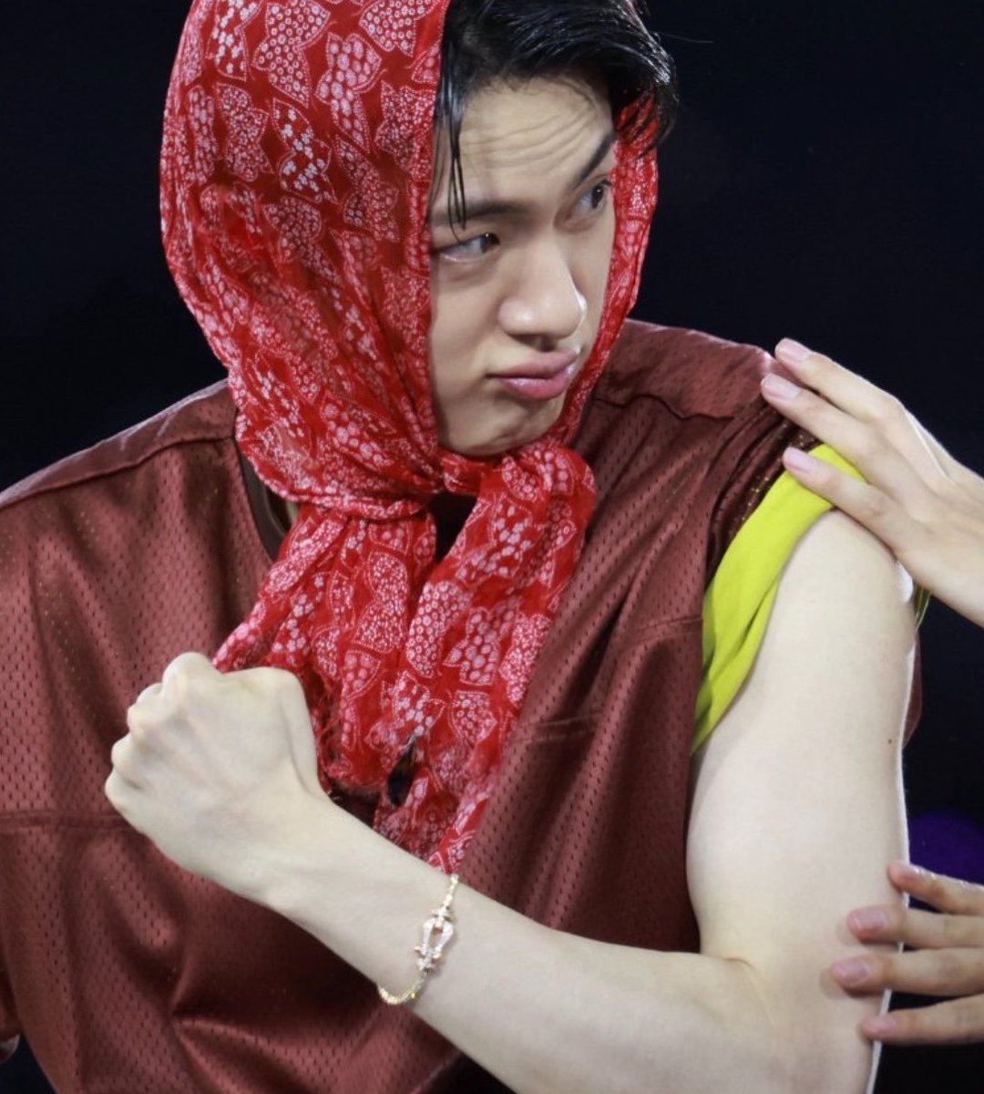 _seokjinista's tweet photo. how can he be doing that cute pouty and FLEXINT HIS BICEPS LIKE THAT at the same time https://t.co/lm7HMVAHpW