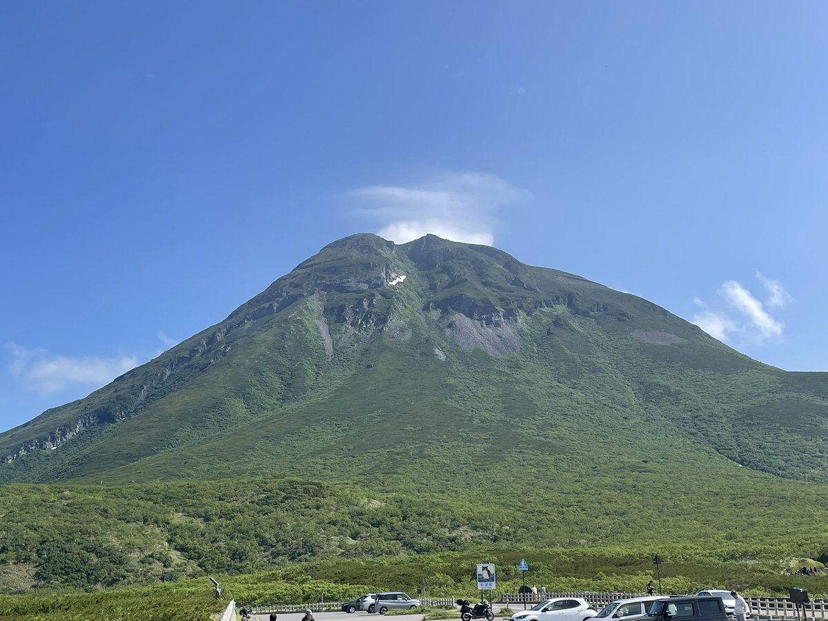 ADV_hiroB's tweet photo. 今朝の知床峠、晴れてて景色がいい。
暖かく27℃もある。
雲海の先には国後島が見える。 https://t.co/le3b54dAYO
