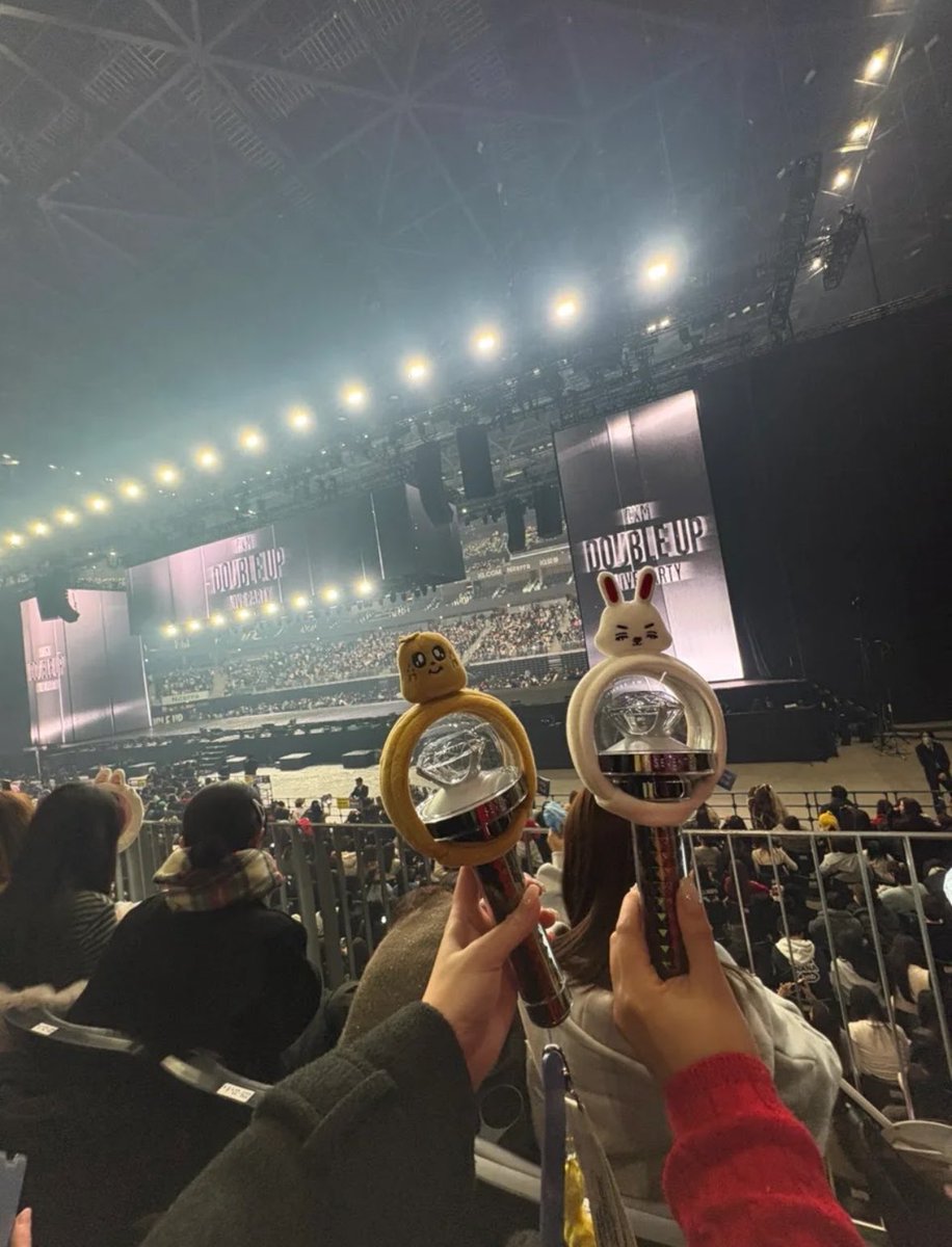mm10___j's tweet photo. 𝖢𝖷𝖬 𝖣𝖮��𝖡𝖫𝖤 𝖴𝖯 𝖫𝖨𝖵𝖤 𝖯𝖠𝖱𝖳𝖸 🐶🍒

楽しすぎて今でもロスだし、もっと会いに行きたかったCXMㅠㅠㅠ
インフルで釜山行けなかったの本気で辛かった、、体調には気をつけようね💭🥲 https://t.co/4RIGkmSOIk