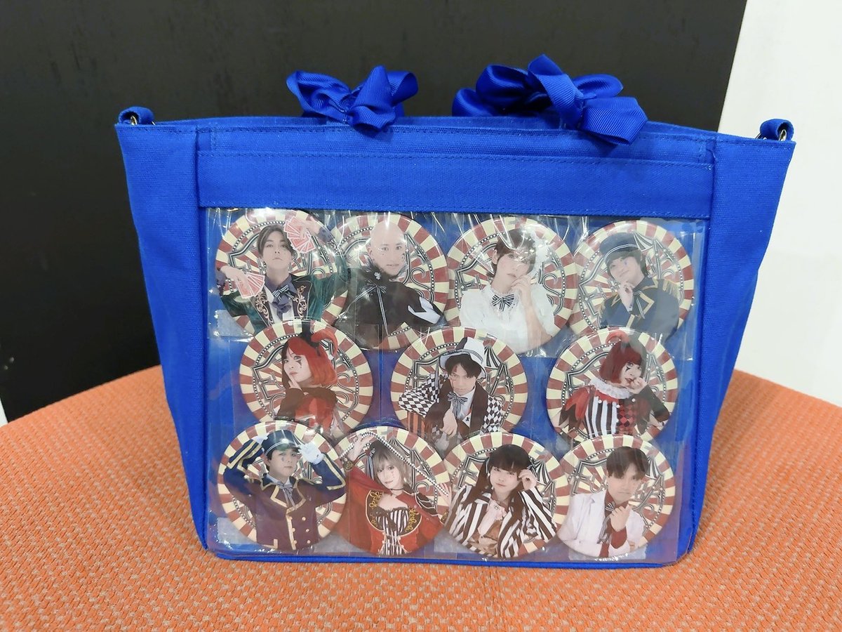 Orca_Rumi's tweet photo. 昨日お客様から頂いた缶バッジコンプで痛バ組みました

個数的に並べ方が難しいな……🤔
 #へどめが https://t.co/3EnE9wPI7W