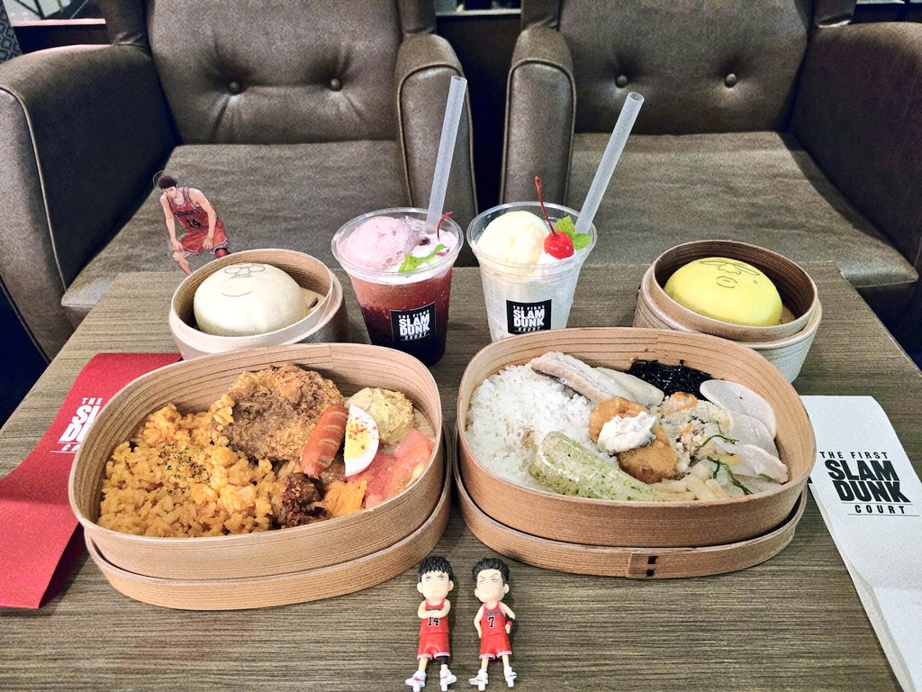 SD14mitsu's tweet photo. 🏀ザファカフェ東京(2024.08)🏀

湘北セット
山王セット
安西先生あんまん
高宮カレーまん

いやーもう素晴らしすぎて一生写真撮ってられた🥰✨✨✨
ザファに囲まれた空間でザファ弁当食べられるなんて幸せすぎるでしょ！！
ずっとニヤニヤしてるしふつうに『ぐふふ』って笑ってたw https://t.co/uTNhRrMoOS