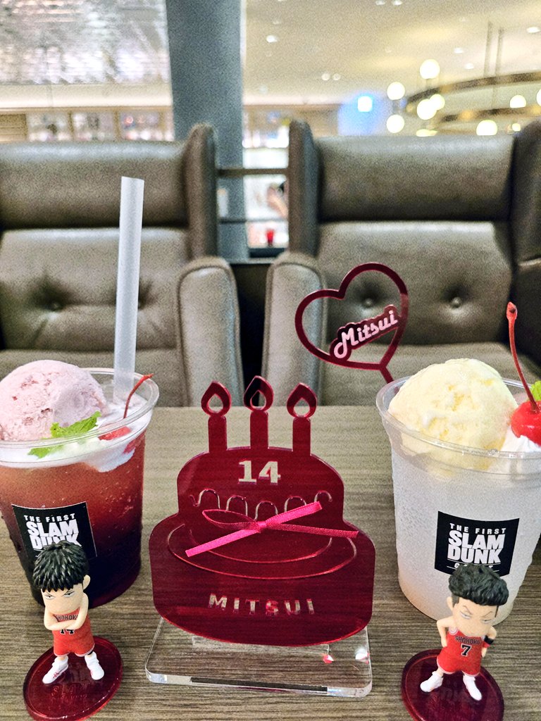 SD14mitsu's tweet photo. 🏀ザファカフェ東京(2024.08)🏀

湘北セット
山王セット
安西先生あんまん
高宮カレーまん

いやーもう素晴らしすぎて一生写真撮ってられた🥰✨✨✨
ザファに囲まれた空間でザファ弁当食べられるなんて幸せすぎるでしょ！！
ずっとニヤニヤしてるしふつうに『ぐふふ』って笑ってたw https://t.co/uTNhRrMoOS
