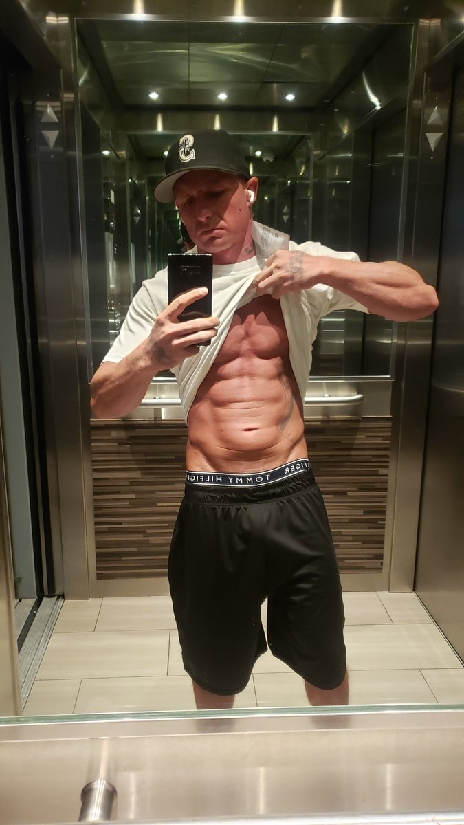 KizzMyAbs's tweet photo. Cum check me out FREE https://t.co/mosoft93JF give me orders or get prepared to take them๐#onlyfans #bronlyfans #daddy #dilf #solo #milf #cougar #sex #fitness #abs #body https://t.co/UGErCTFEmw