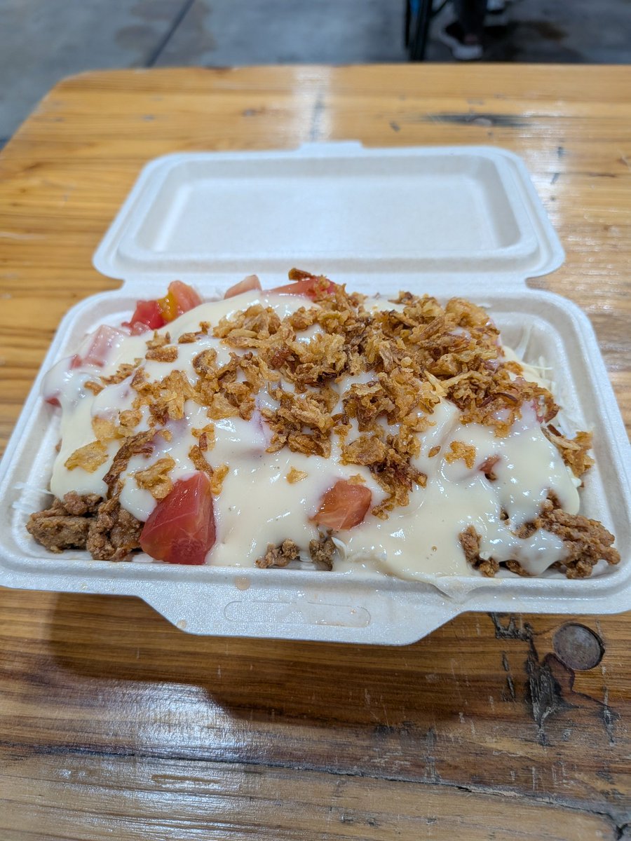 burn_whirlwind's tweet photo. 昨日のアニメロサマーライブのフードエリアで食べたタコライス。
めっちゃ美味しかった。
ひき肉が大きめでジューシーだった。
こうなるとタコライス食いたい欲が強くなるので困る（笑）
美味しいタコライスにまた出会いたい。 https://t.co/fotIDjPn4M