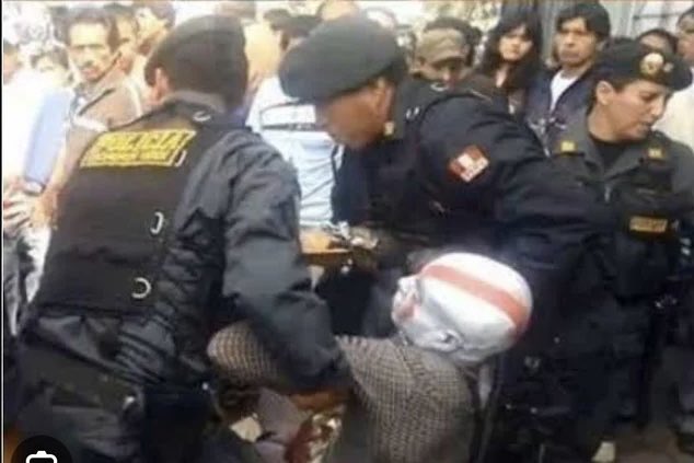 Librosaurio83's tweet photo. @fenixzintas En Perú detuvieron a Kratos. Están a otro nivel. https://t.co/kD2rZrSDD5