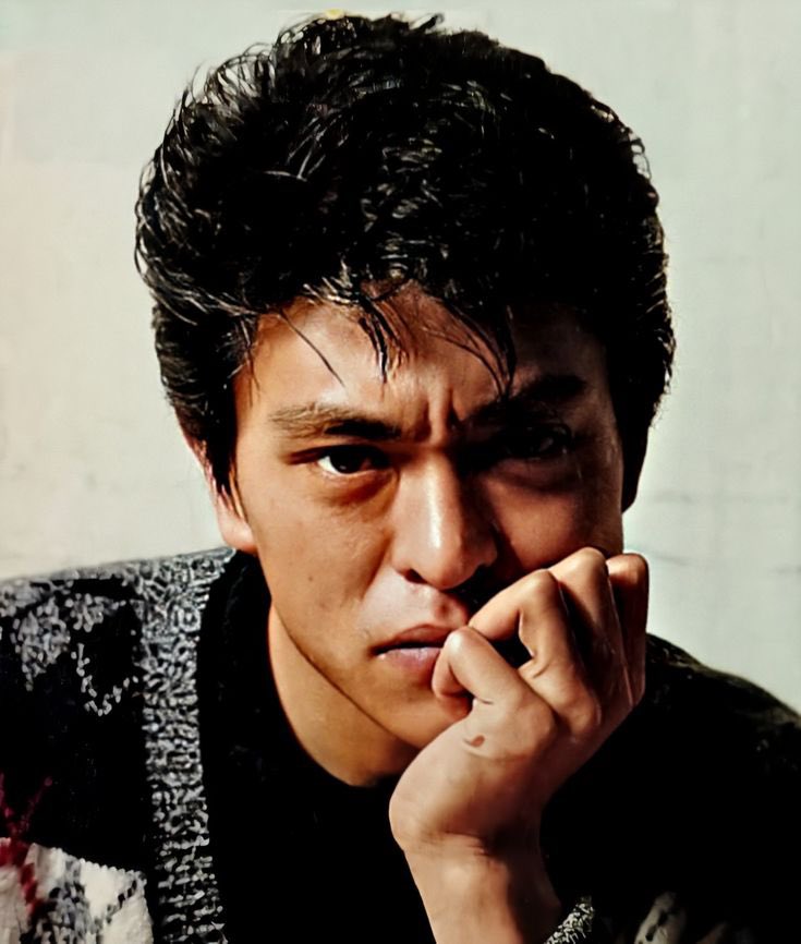 kaigoyametai1's tweet photo. 松本人志が若手時代に語った「狂気の一言」が、周りの目や批判を気にしすぎて自分の意見が言えない全員に刺さるから聞いてほしい

今でこそお笑い界の頂点に君臨しているが、デビュー当時はその尖りすぎた芸風から、周囲の大人たちに「あんなの漫才じゃない」「何が面白いのか分からない」と激しく否定され、叩かれ続けた。
普通なら、世間に合わせて分かりやすい笑いに逃げるか、自信をなくして心を折られるかのどちらか。

でも、彼はそのどちらも選ばなかった。
批判を繰り返す世間に対して、心の中で冷徹にこう言い放ったという。
松本人志『