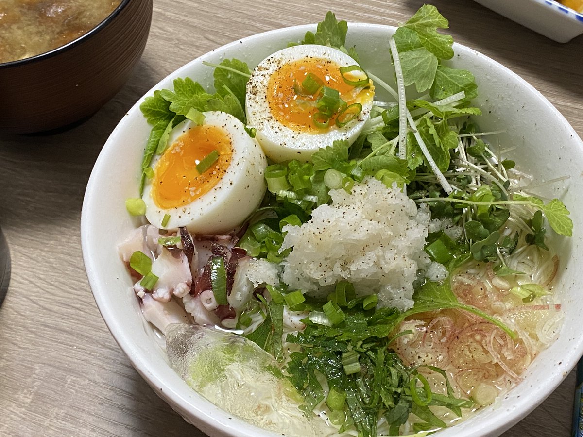 no_inngurissyu's tweet photo. 未来か過去「レモンと白だしで作った野菜のそうめん食べてるーーーー！！！！！！いいなーーーーーーーーー！」

今「嬉しい……」 https://t.co/Bgy57PJF86