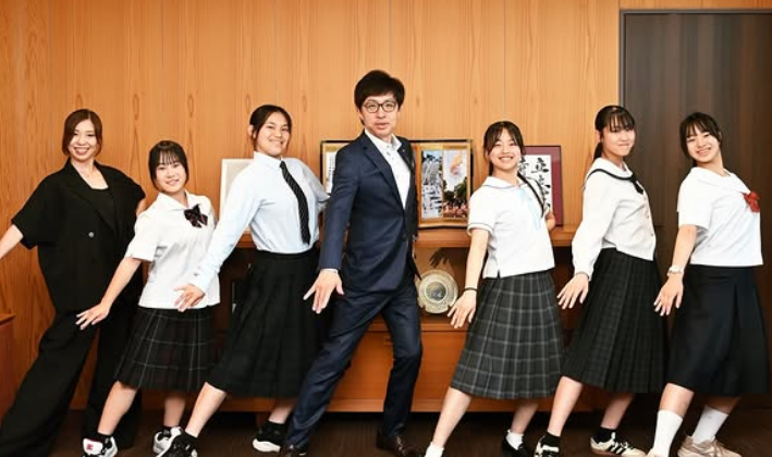 sajinage_L's tweet photo. ダンススタジオのみんなにポーズをあわせる秋田市長、良い https://t.co/LuHmTpTzIG