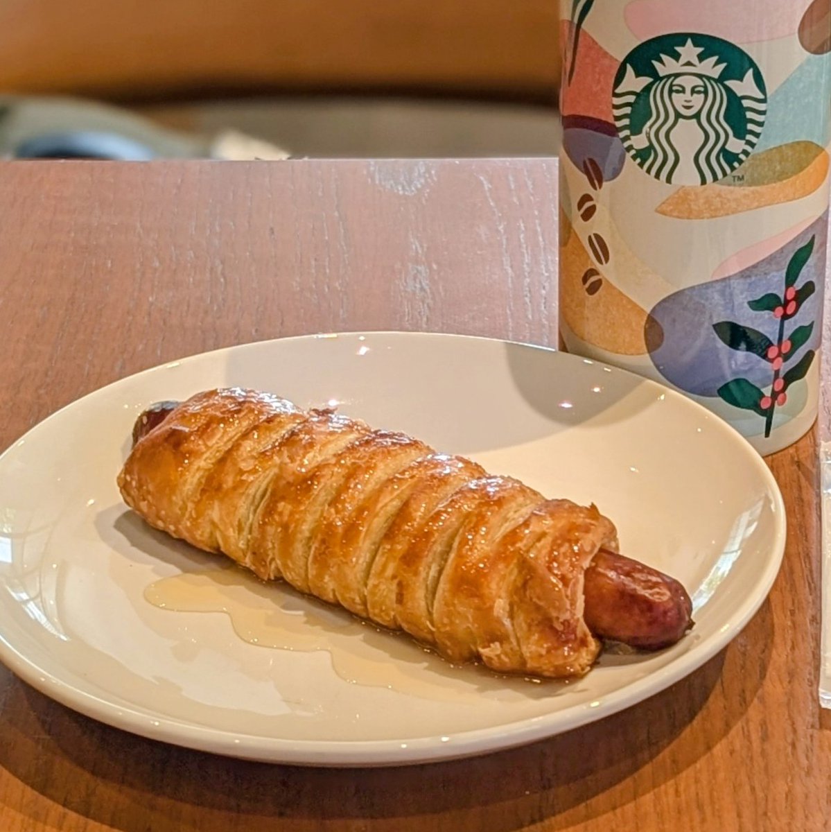 ziemet's tweet photo. 今朝はあらびきソーセージパイでまったり(*´◡`*)

パイのサクサク感、ハチミツの甘さ、ソーセージの塩気とプリプリ感。

#starbucks #スターバックス #スタバ
（コトチカ烏丸御池店）
https://t.co/eD2O84P7KA https://t.co/04IgyAiYsh
