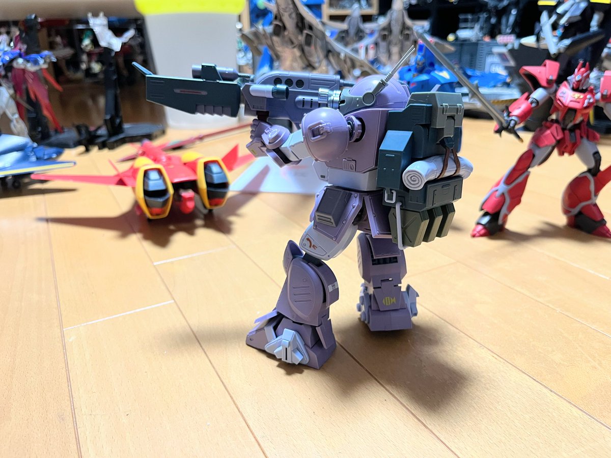 muko037's tweet photo. 今更ですがハイメタルRのメルキアカラーのスコープドッグ開封。
ロッグガンとパラシュートザックのみ付属…メルキアカラーの成形色が良い発色してます!
これも設計元木さん、ボックスアート天神さんの作品ですね！ https://t.co/v02dz1xJxN