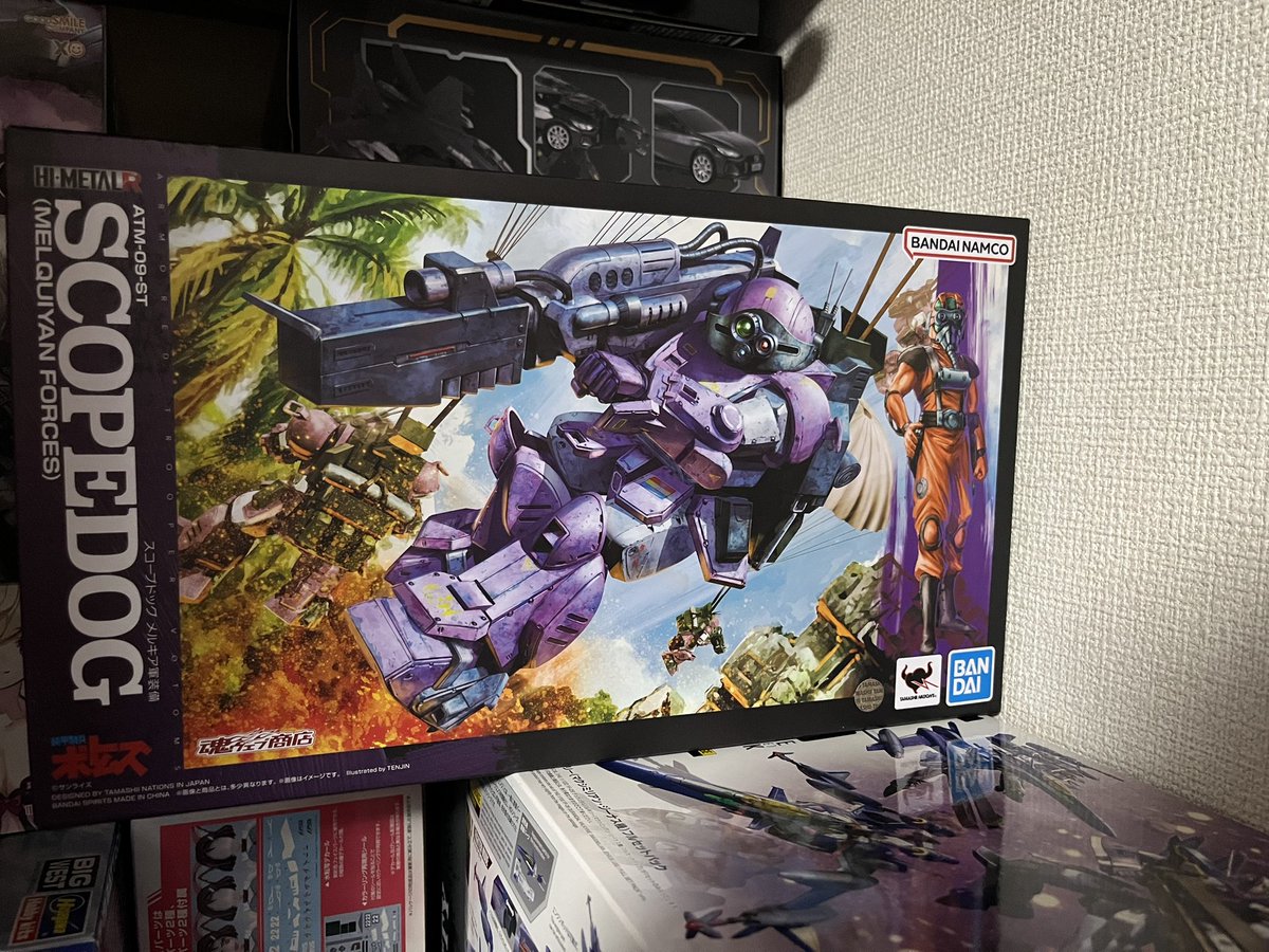 muko037's tweet photo. 今更ですがハイメタルRのメルキアカラーのスコープドッグ開封。
ロッグガンとパラシュートザックのみ付属…メルキアカラーの成形色が良い発色してます!
これも設計元木さん、ボックスアート天神さんの作品ですね！ https://t.co/v02dz1xJxN