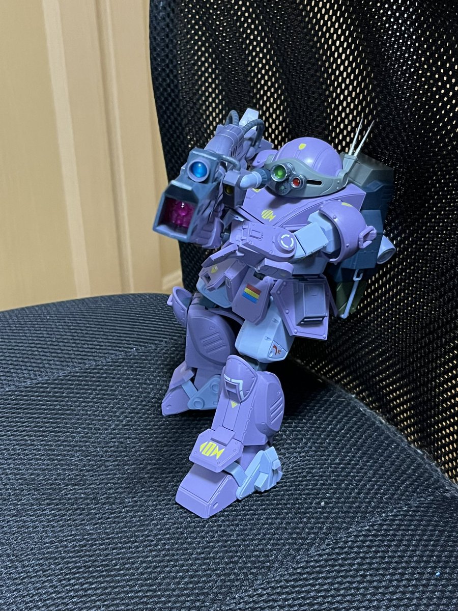 muko037's tweet photo. 今更ですがハイメタルRのメルキアカラーのスコープドッグ開封。
ロッグガンとパラシュートザックのみ付属…メルキアカラーの成形色が良い発色してます!
これも設計元木さん、ボックスアート天神さんの作品ですね！ https://t.co/v02dz1xJxN