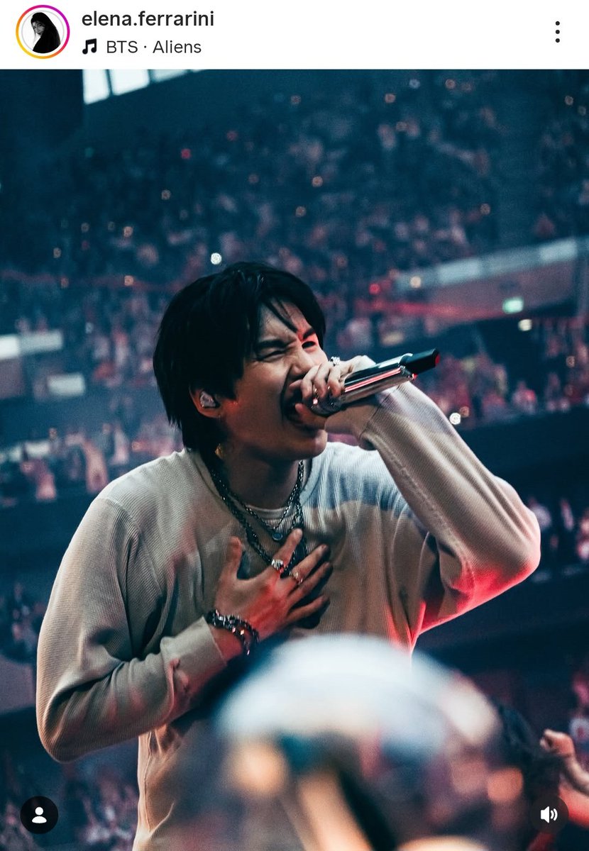 UniversBTS_'s tweet photo. [📸] A fotógrafa Elena Ferrarini postou sua segunda parte de fotos do show do BTS em Londres em seu Instagram.

"@/bts.bighitofficial em londres, um corte☆ pt. 2 @/rkive @/jin @/agustd @/uarmyhope @/j.m 
@/thv @/mnijungkook #bts #london #arirang"

(1/6)

🐹@BTS_twt https://t.co/h4LNLvWevP