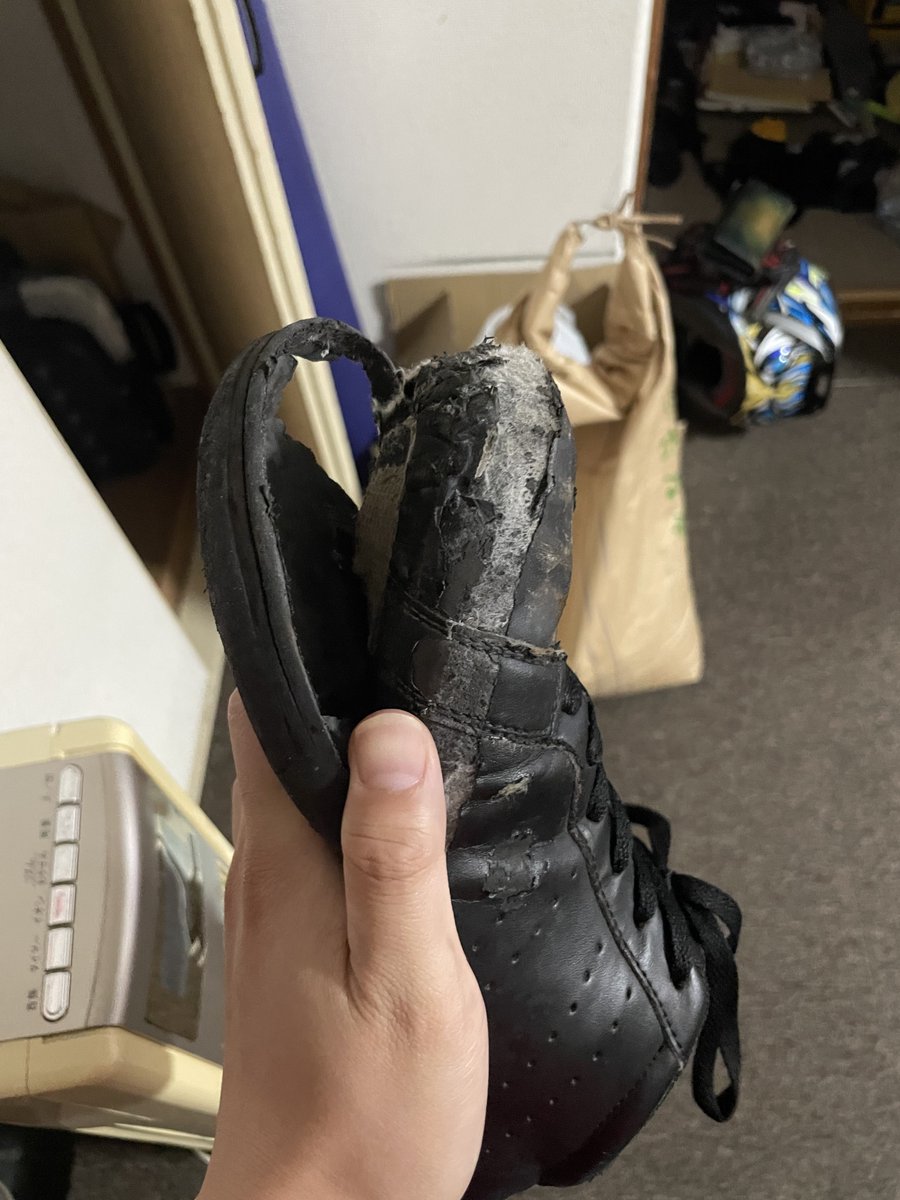 CUB_nusi's tweet photo. コーナーで擦るから靴がボロボロに https://t.co/9ZbEoqEyqR