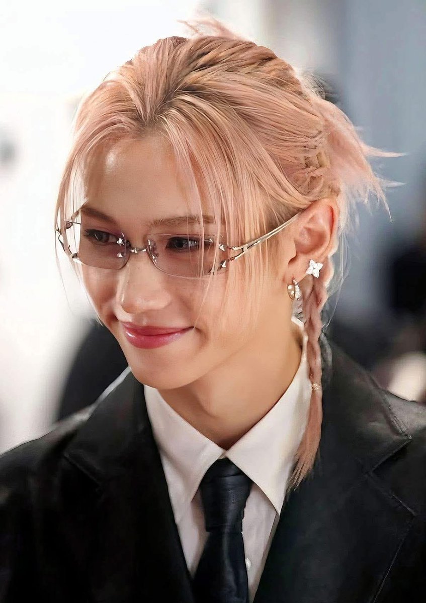 FLXCentral's tweet photo. Juwang from KickFlip mentioned #FELIX on 🫧 after trying Felix's BBQ Feel Crunch Chicken

🐹 Honestly
I tried the Feel Crunch chicken that Felix-nim endorses ㅎ
I was so curious..😅
Ah Felix sunbaenim!!!!!!!
Oh My God
For a moment, I didn't realize I was a JYP idol
I'm sorry ㅠㅠㅠㅠ

Felix sunbaenim, I truly respect you so much. You're always kind to me, you treat me so warmly, and you always greet me with such a bright smile. And your performances go without saying, they're incredible. Every time I watch you perform, I learn so much.

Also, your deep, cave-like voice is so cool that I hope I can have a voice like that someday. And you're so handsome with such flawless visuals. Every time I see you, I'm amazed. You're perfect in every way. Once again, I truly respect you so much!!!!!

When I saw your new chicken commercial, it was honestly the first time I couldn't pay attention to the chicken, really..