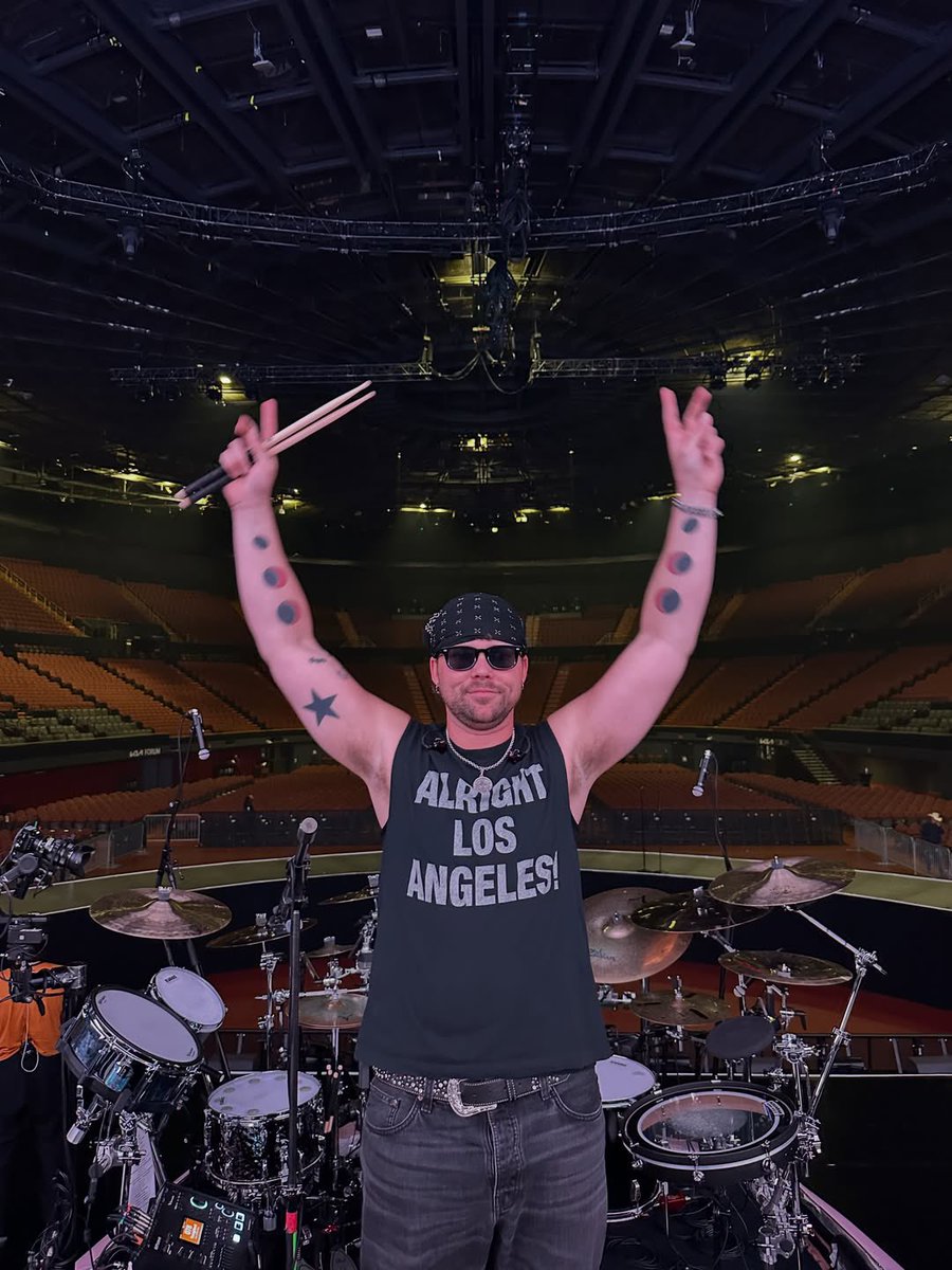5SOSDigest's tweet photo. Ashton’s latest IG post with American Idiot as the song choice: “ALRIGHT LOS ANGELES!!!!! Let's show a sold out forum what we got tonight. Love you all!” @Ashton5SOS ❤️❤️‍🔥❤️ https://t.co/Y9c1JK0ItP