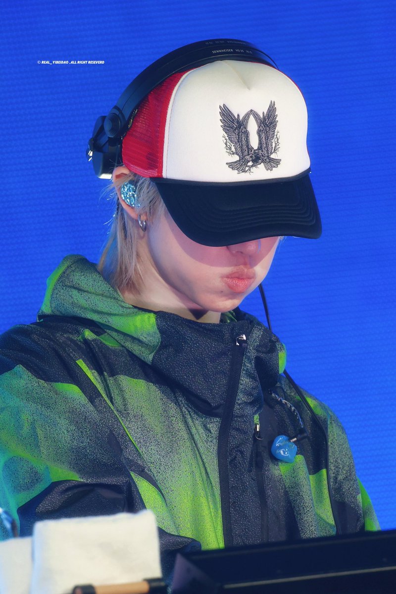 intoxmhao's tweet photo. the best thing about him wearing that cap is that I can actually focus on his lips. 😶 https://t.co/HgF7p1pdUG