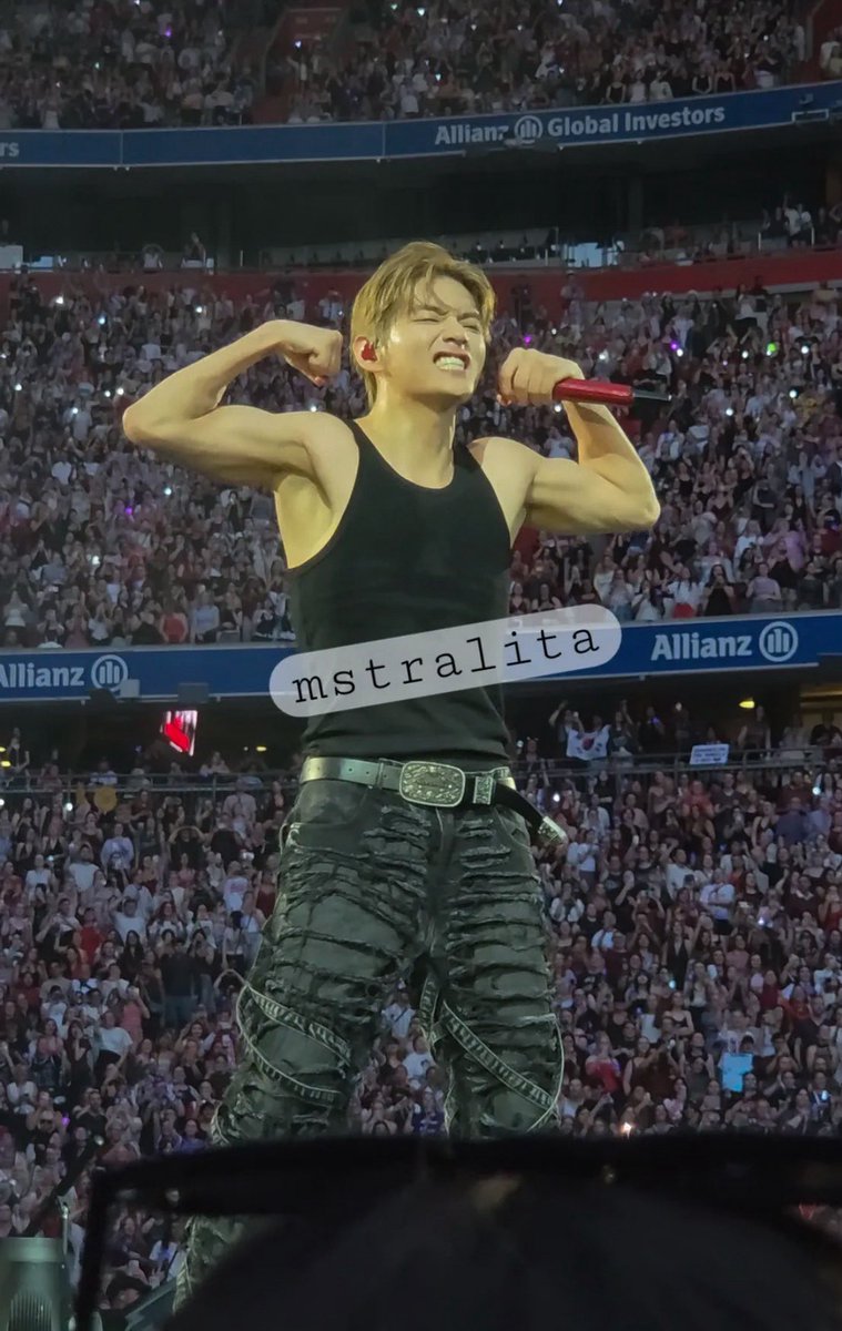 Taehyungimpact's tweet photo. this worst than him being naked https://t.co/Zwrk06g1TH