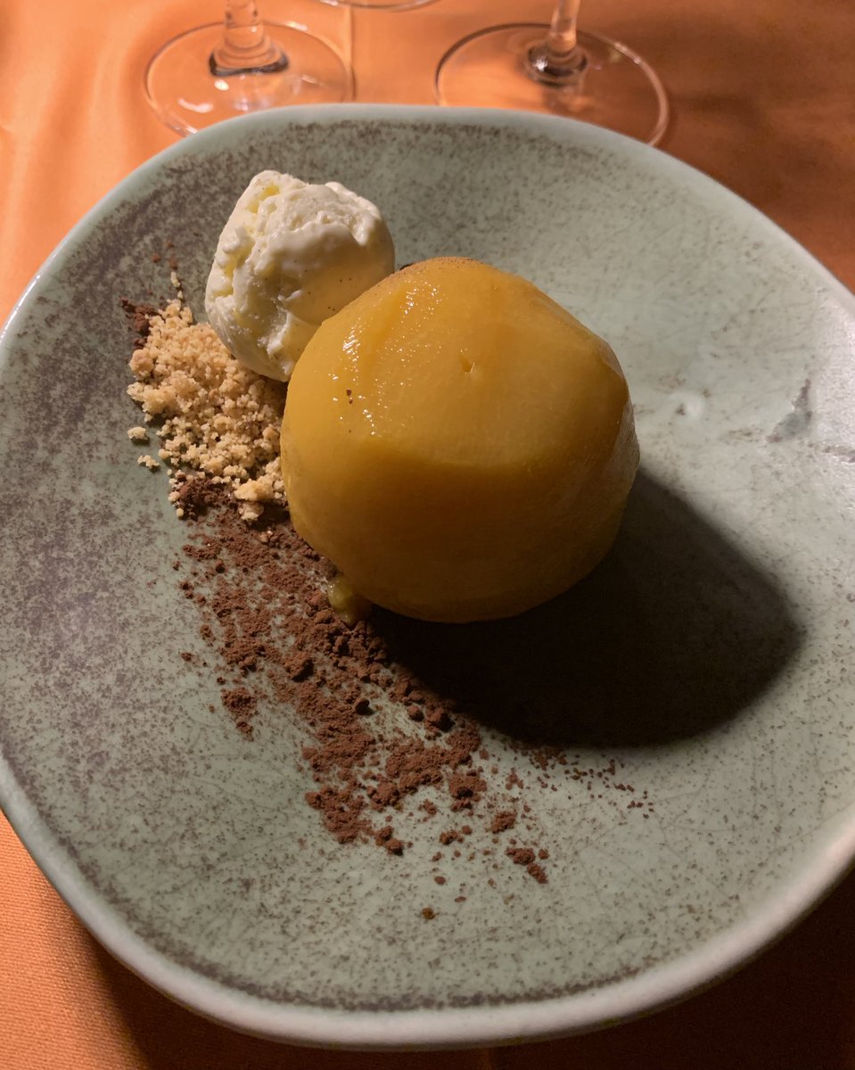 GloAiguafreda's tweet photo. Sopar a la fresca al restaurant fonda Sala d’#Olost (1⭐️ @GuiaMichelin_ES des de 1992). Ofereixen diferents menús, però hem preferit escollir només un plat cadascú (bacallà i filet) i compartir les postres (préssec de vinya amb gelat). Se’ns ha posat d’allò més bé! https://t.co/o8wKfLquWz