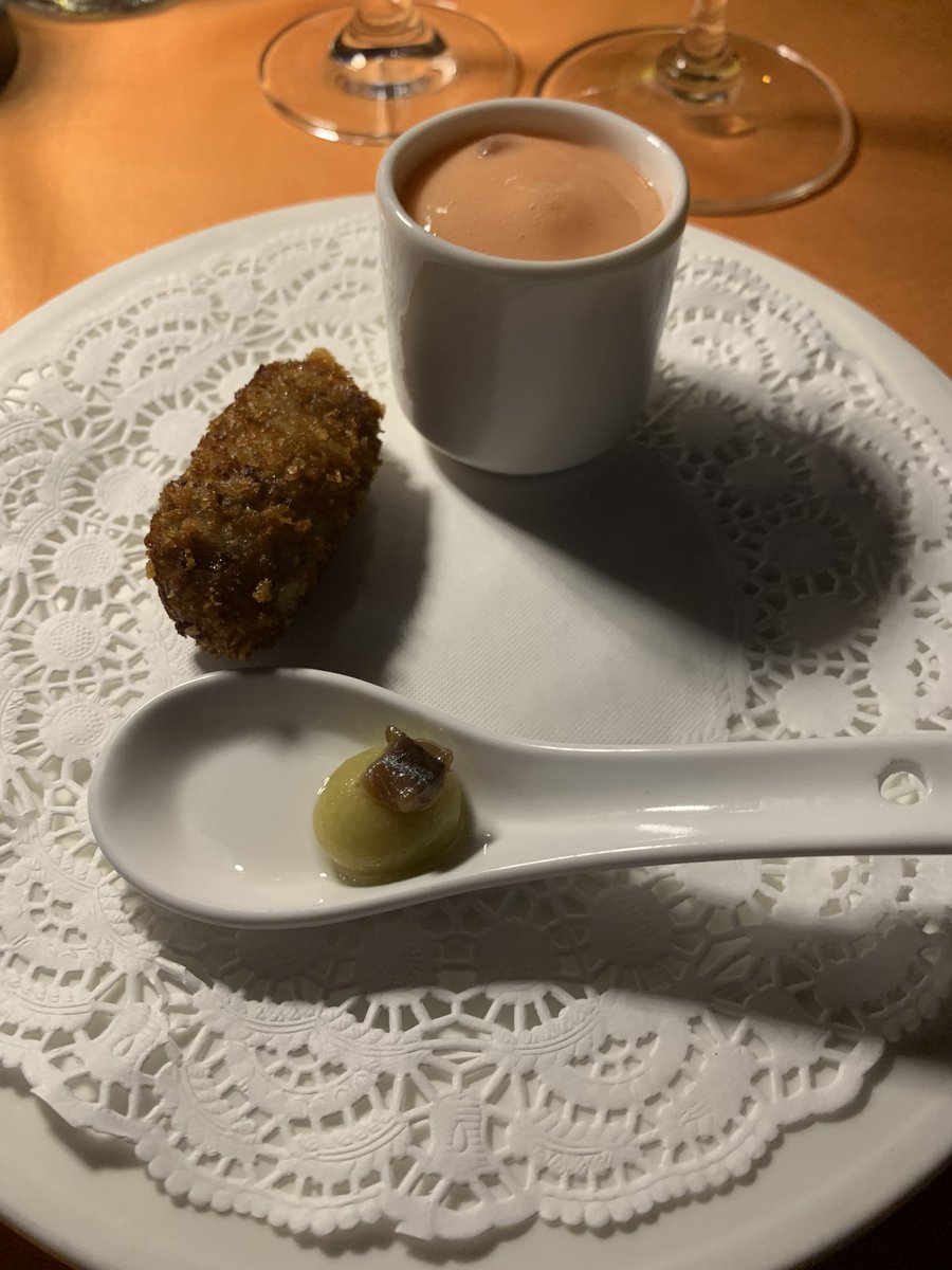 GloAiguafreda's tweet photo. Sopar a la fresca al restaurant fonda Sala d’#Olost (1⭐️ @GuiaMichelin_ES des de 1992). Ofereixen diferents menús, però hem preferit escollir només un plat cadascú (bacallà i filet) i compartir les postres (préssec de vinya amb gelat). Se’ns ha posat d’allò més bé! https://t.co/o8wKfLquWz