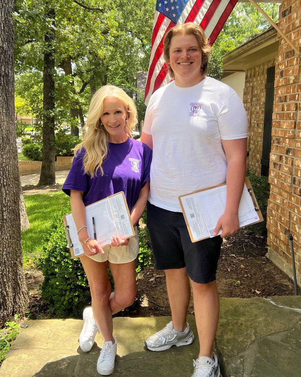 FWD_Texas's tweet photo. Tarrant County mom & son duo in action today rustlin' up support for Mike. We want to see @collierfortexas on the ballot!
#ForwardParty #TexasForwardParty #MikeCollier #IndependentTexan https://t.co/BYayOjttHE