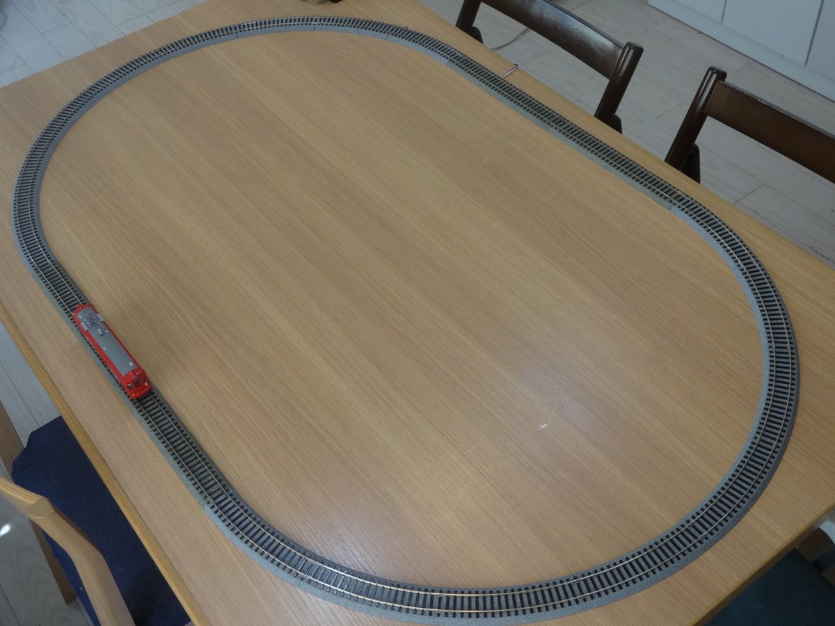 MuYou96844's tweet photo. いつかは固定レイアウトを、と思いつつ、いまはお座敷レイアウトで運転を楽しんでいます。
それにしても、毎回、部屋の片付けから始めるのが、非常に面倒。
でも、食卓で組めるエンドレスなら、お手軽です。
カーブは、R370。小型車専用です。
写真の車輌は、名鉄モ590。 https://t.co/6B0yzVM4Qh