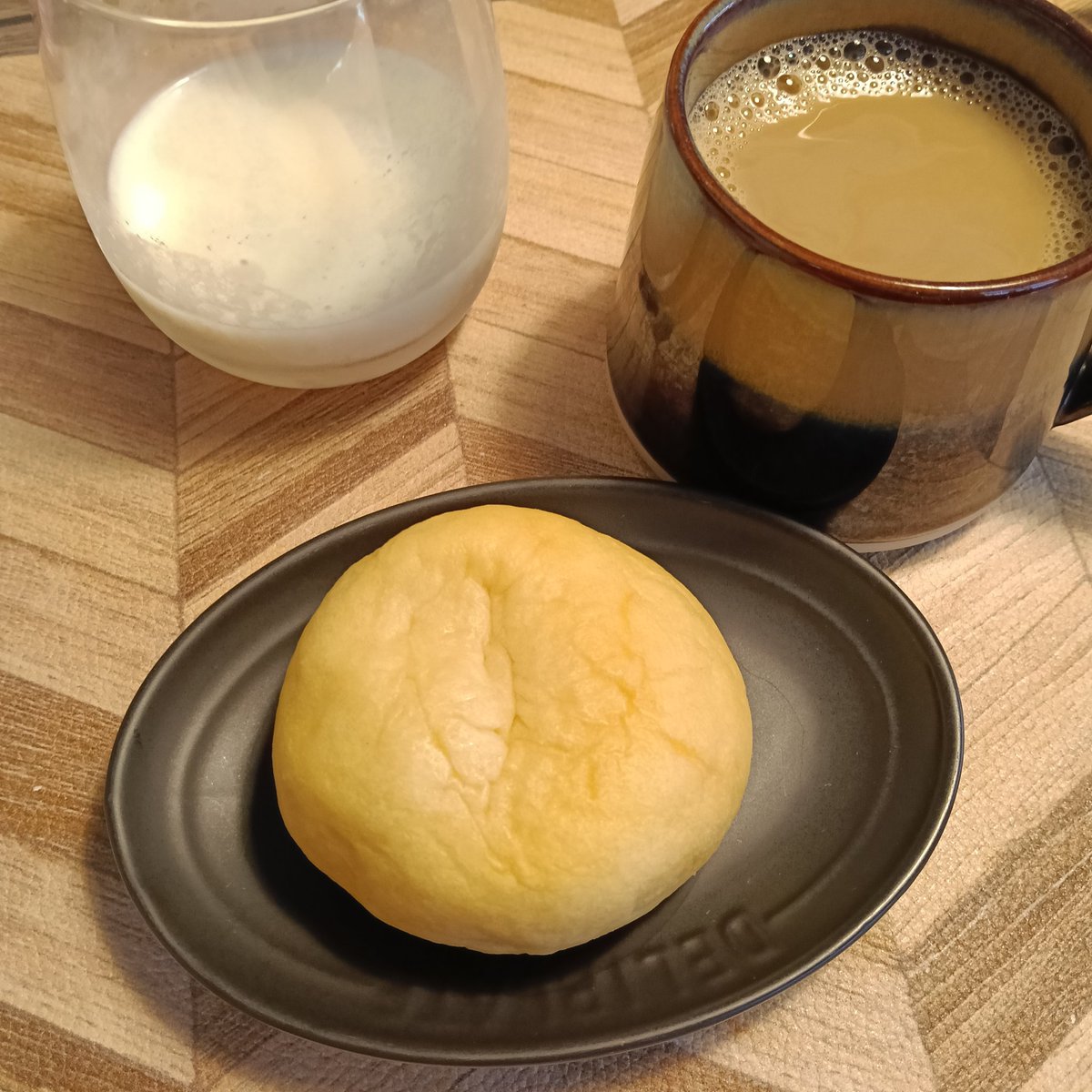 amarock9034's tweet photo. 今朝は昨日空港で買った花畑牧場のコーンチーズパン(有名なコーンパン売り切れてた為)とお高い牛乳w🤗

コーンチーズパン美味しい😋
養老牛放牧牛乳🐮🥛は濃厚なのに後味がスッキリ！という意味が良く分かった😳✨ https://t.co/VrSH6wW7OV
