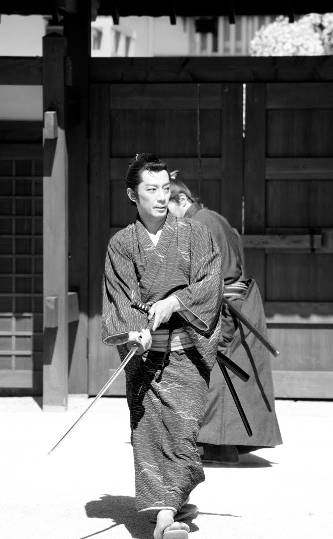 stabei102san's tweet photo. 撮影の一風景。無用ノ介の背後に馬木也さんが居るというある意味贅沢な構図(^_^;)
#心配無用ノ介天下御免 
#侍タイムスリッパー外伝 
#錦京太郎 
#田村ツトム 
#BSTBS時代劇 https://t.co/5eJwOjsq03