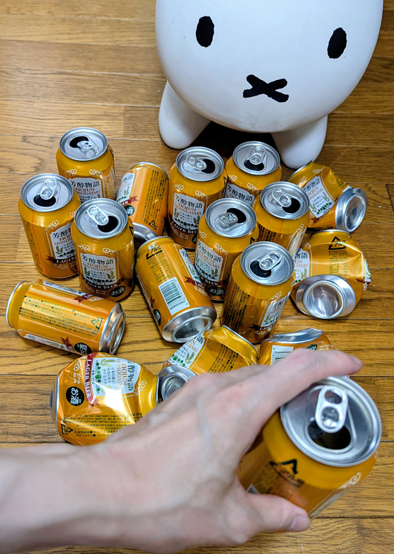 tofu03R's tweet photo. ビールを飲んだら同量の水を飲みなさい。という助言を耳にする。
一晩でビール4～5L飲むのは簡単だ。
だが、一晩で水4～5Lも飲むのは千日回峰行よりも過酷。
そんな事をしようものならヘソから水がピューピュー吹き出すクラシアン案件だ。
あまり無茶な助言はしないで欲しい。 https://t.co/QlCgU883o6