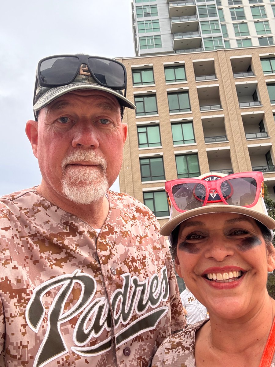 Baja_Mom3's tweet photo. Game time! #forthefaithful #petcopark #padres https://t.co/pzlSGQyiOu