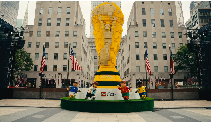 LesNews's tweet photo. début juillet, Lego a dévoilé avec la légende brésilienne du foot Cafu, une coupe du monde gigantesque avec une structure de 8,47 m de haut construite avec 1 363 402 briques (4,2 tonnes) en seulement 8 mois par une équipe de 59 experts. 7 040 heures de travail, 16 sections transportables, structure acier interne de 3,5 t