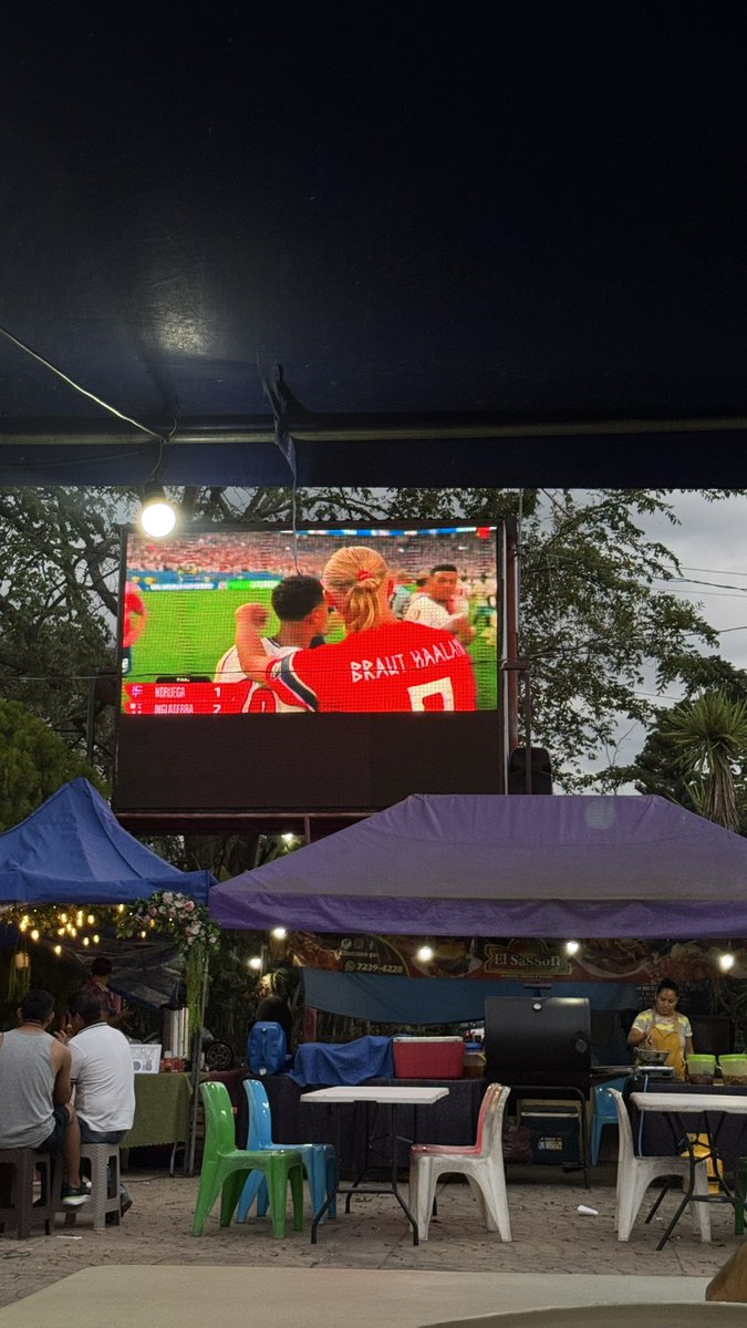 maniacfafa's tweet photo. ¿Qué opina de esto Fifa? 
Viendo el partidito gratis en el parque de Quezaltepeque La Libertad El Salvador🤑
@FIFAWorldCup https://t.co/shNHc3EQCO