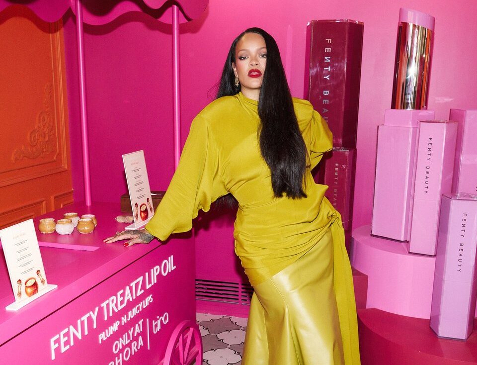 CelebrityInsid3's tweet photo. Rihanna drops four new Fenty Beauty Gloss Bomb Stix Nudes with a self-deprecating joke about her abs. 🔥 Inclusivity continues. #FentyBeauty #GlossBombStix #Rihanna #BeautyNews https://t.co/Fvfas5E1j0