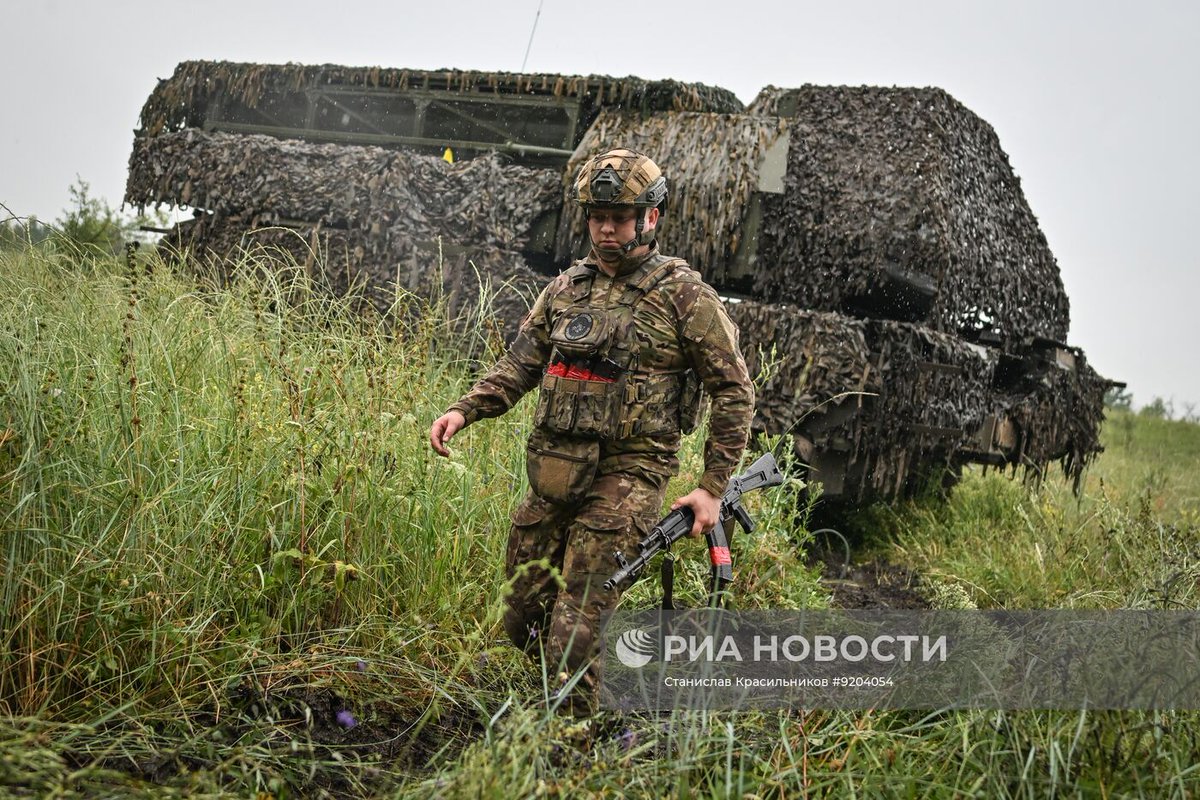 TheGreyPatriot_'s tweet photo. 🇷🇺 Today's work of Buk-M3 air defense unit from Group of Forces "Centr" in Dobropolye direction.

Part 1 of 2

#Russia #Russian #Russians #Today #SVO #Military #Army #Tactical #Rocket #Missle #Artillery #Launcher #AirDefense #BukM3 https://t.co/k293OJOq08