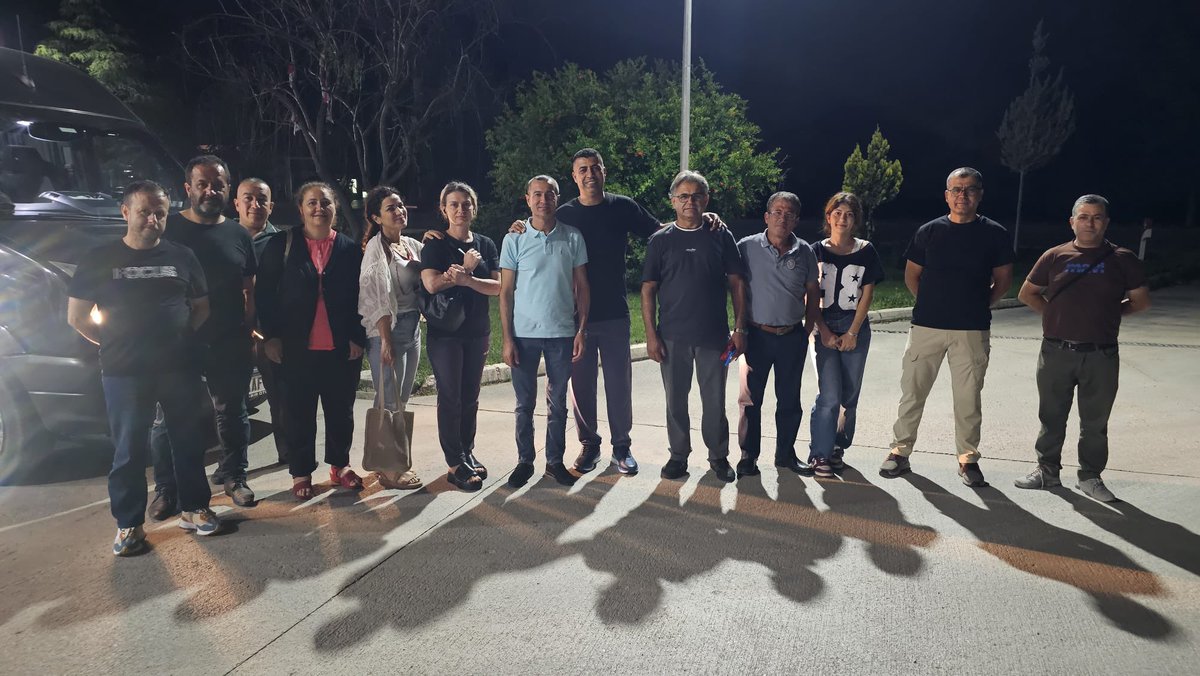 antalyastjcrk's tweet photo. ANTALYA’DAN BURSA’YA, ADALET İÇİN OMUZ OMUZA!

@CirakStajFED 
@bursastajder 

Staj ve çıraklık mağdurlarının yıllardır süren hak arayışında Antalya olarak Bursa’daki basın açıklamasında yerimizi alıyoruz.

Bu mücadele sadece bir grubun değil; emeğiyle çalışan, yıllarca üretime katkı sağlayan, ancak sigorta başlangıç hakkı teslim edilmeyen yüzbinlerin mücadelesidir.

Emeğin kaydı varsa, hakkı da olmalı!
Stajyer Çırak alın teri döktü, şimdi adalet bekliyor.

Antalya’dan Bursa’ya tek ses, tek yürek haykırıyoruz: Haklıyız, kararlıyız, hakkımızı alacağız.

Staj Çıraklık Sigortası Mağdurları Antalya 

Stajyer çırak Bursada
#StajçıraklıkSgkBaslangıçıOlsun