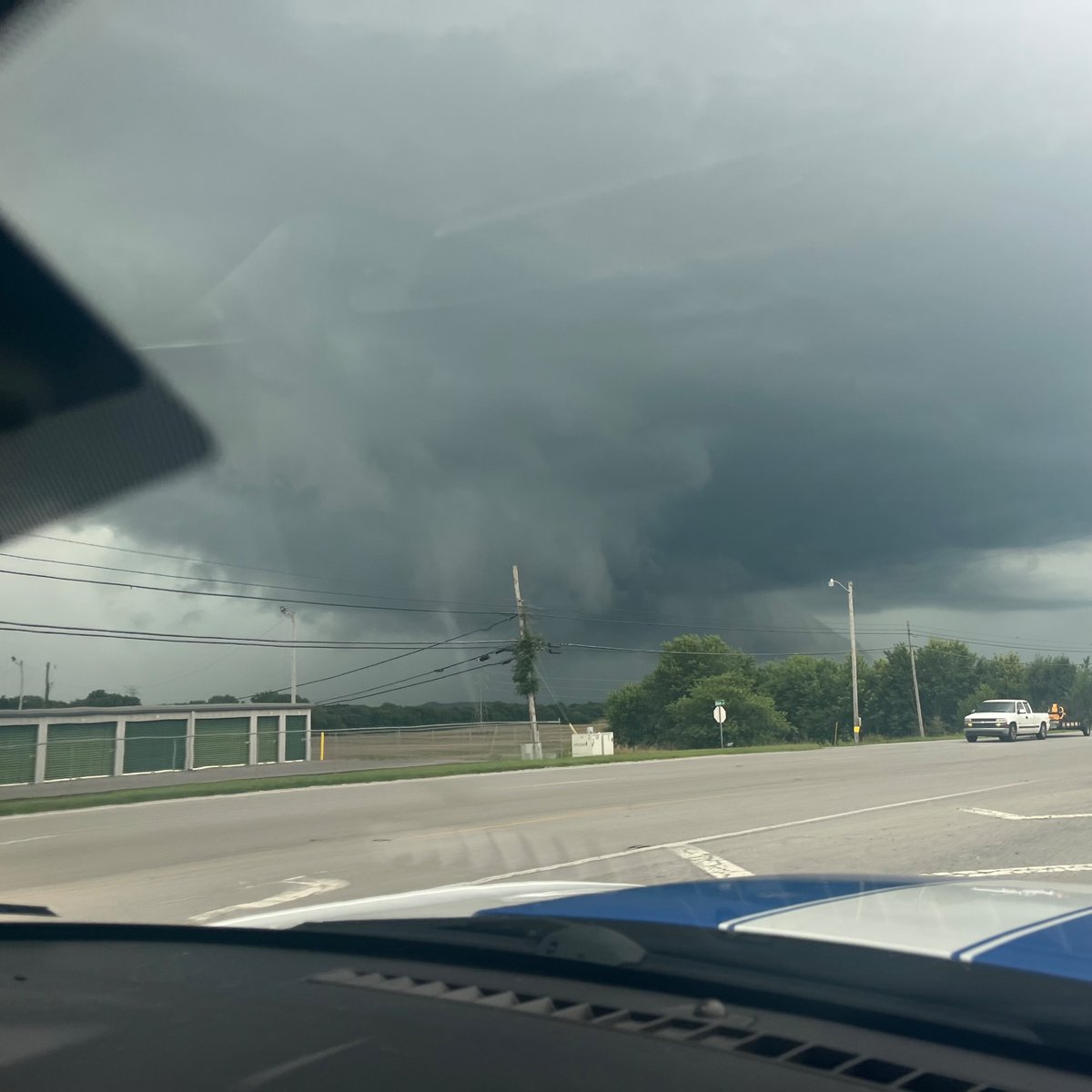 Dom8317's tweet photo. That sup that came through as it was just north of plum springs, #kywx
@I65WxSils @Kentuckyweather https://t.co/ZyA38umdJo