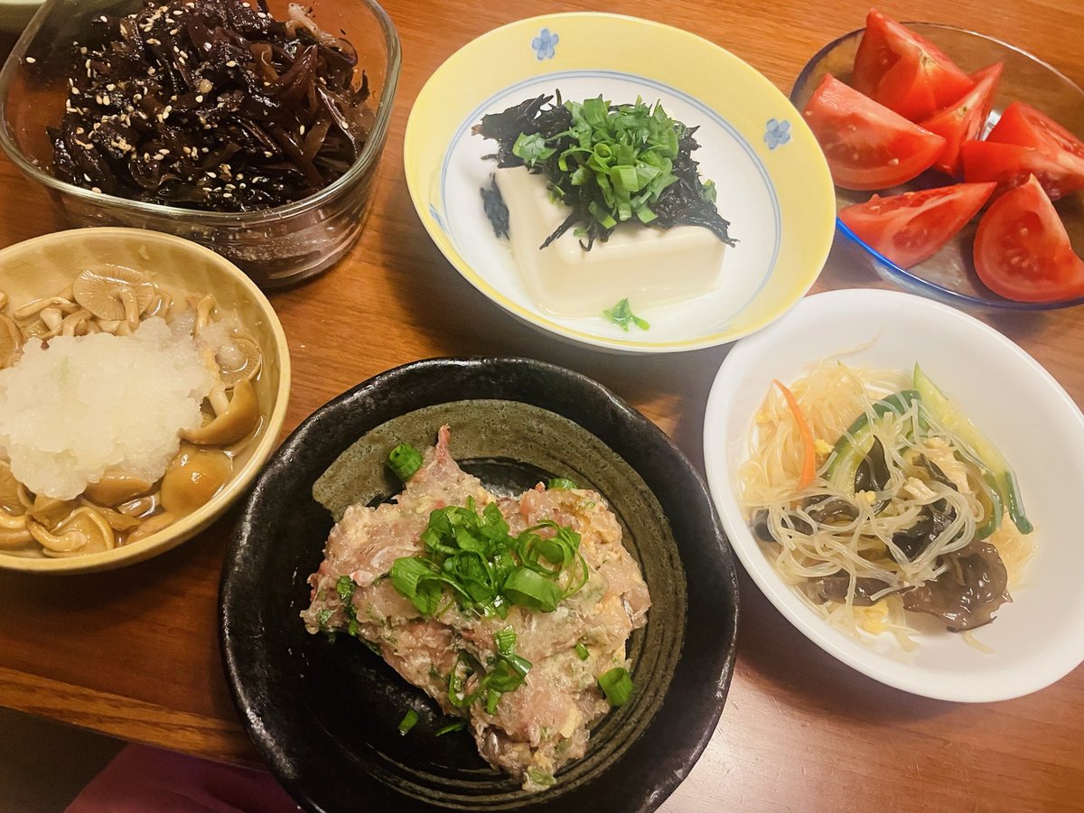 kanom3_'s tweet photo. #おうちごはん #晩御飯 
アジのなめろう
春雨サラダ
なめこおろし
キクラゲナムル
冷やしトマト
ひじきをかけた冷奴
母の本命日、お参りは今日行けないけど思いを馳せました。
なめろうは小学校前の娘達に実家に帰ると孫が喜ぶからと、包丁2本で叩いているところを見せて喜んでいた、思い出の味 https://t.co/AjD5B1jPd5