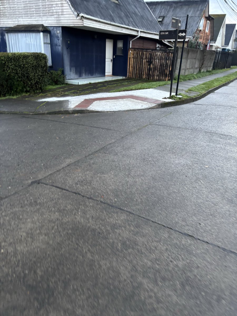 _Faure_'s tweet photo. Hace más de 1 mes que se terminó el trabajo de bajada de vereda en esquina Coyasur con guayacan en ovejeria alto y estos escombros siguen ahí, quien debe retirarlos @muni_osorno @Verena_Schuck https://t.co/Sh66gd1fnb