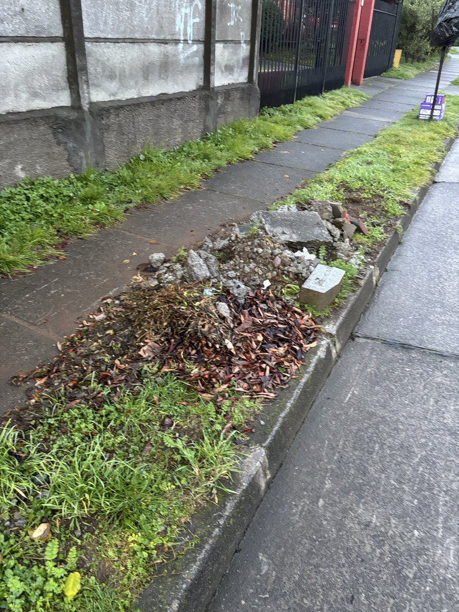 _Faure_'s tweet photo. Hace más de 1 mes que se terminó el trabajo de bajada de vereda en esquina Coyasur con guayacan en ovejeria alto y estos escombros siguen ahí, quien debe retirarlos @muni_osorno @Verena_Schuck https://t.co/Sh66gd1fnb