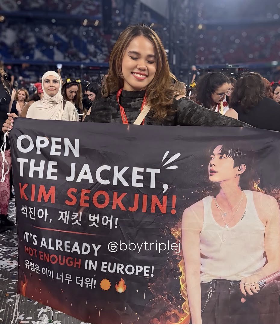 IndoForJin's tweet photo. WE NEED THIS BANNER ALL OVER THE TOUR😭😭 https://t.co/TN7El2vu9Q