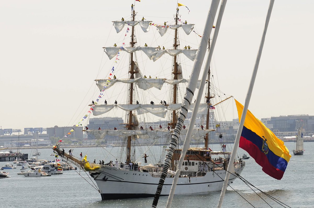 SusanSalk's tweet photo. Lots of excitement and happiness in the Charlestown Navy Yard today. #SailBoston #USSConstitution https://t.co/pf0Vt03RPv