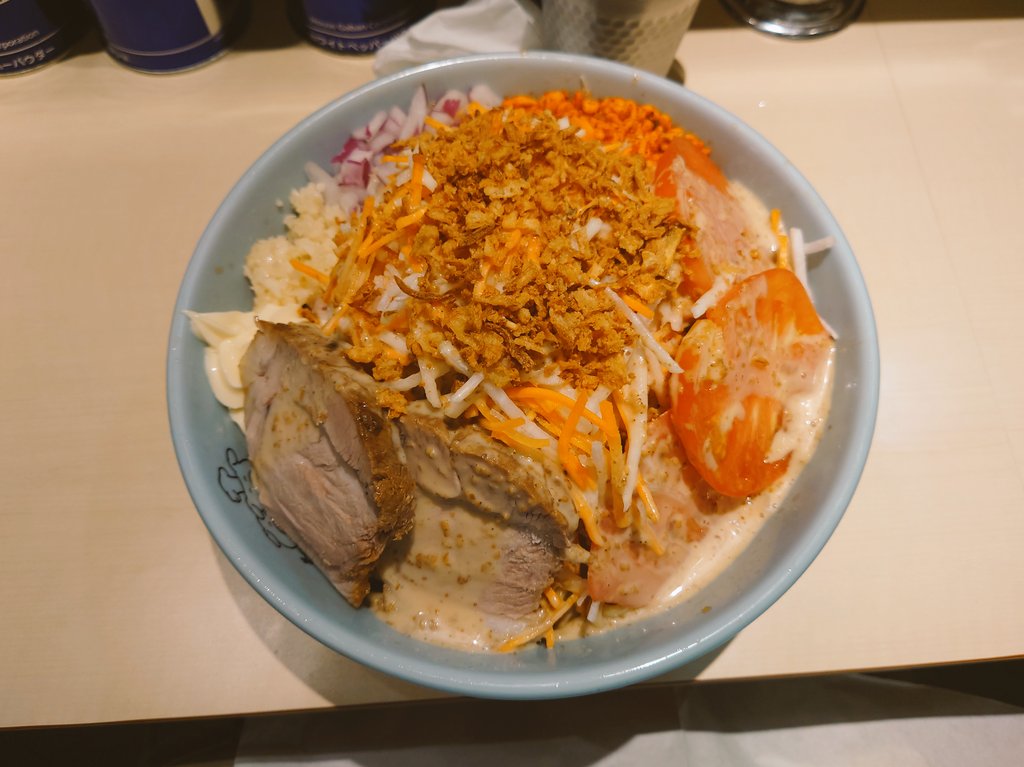 type38_type38's tweet photo. 7/9訪問
麺でる 立川店
限定 冷やし中華 麺増し×2(750g) 麺固め ニンニク少なめ
麺でるで冷やし中華は初めて。ゴマダレと多彩なトッピングをよく混ぜるとジャンク感が際立って美味い！ヤサイが大根とニンジンでシャキシャキ！ブタは肉感が強く、味もよく染みている。今回も大変美味しかったです。 https://t.co/Z36u07HXYq