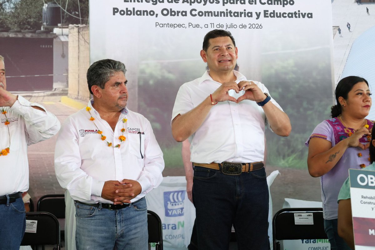 CAPCEEGobPue's tweet photo. Con el compromiso de garantizar espacios educativos de calidad en Puebla, desde #Pantepec, el gobernador @armentapuebla_ y el director general del #CAPCEE, Alejandro Loranca, hicieron entrega de las rehabilitaciones de escuelas afectadas por lluvias en 2025.🌧🏫
#PorAmorAPuebla https://t.co/xAxOd6YHY1