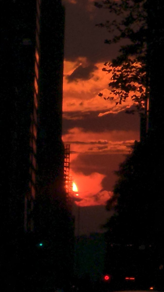 TimDavidNYC's tweet photo. Manhattanhenge 🌇 tried
(57th Street) https://t.co/KUfqUg35cO