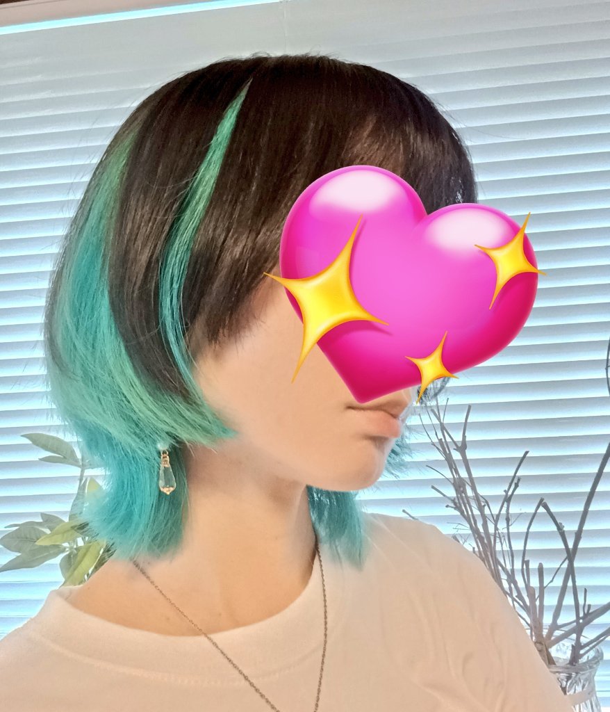 ata129's tweet photo. ハイトーンの青髪がめっちゃ色落ちしたのでエンシェールズのオーシャンブルーをクリアで薄めて染め直したらめちゃくちゃターコイズぽい発色いい感じの青になった！濃いけどどうせすぐ色落ちするのでよし！ https://t.co/ItYBFbz9aE