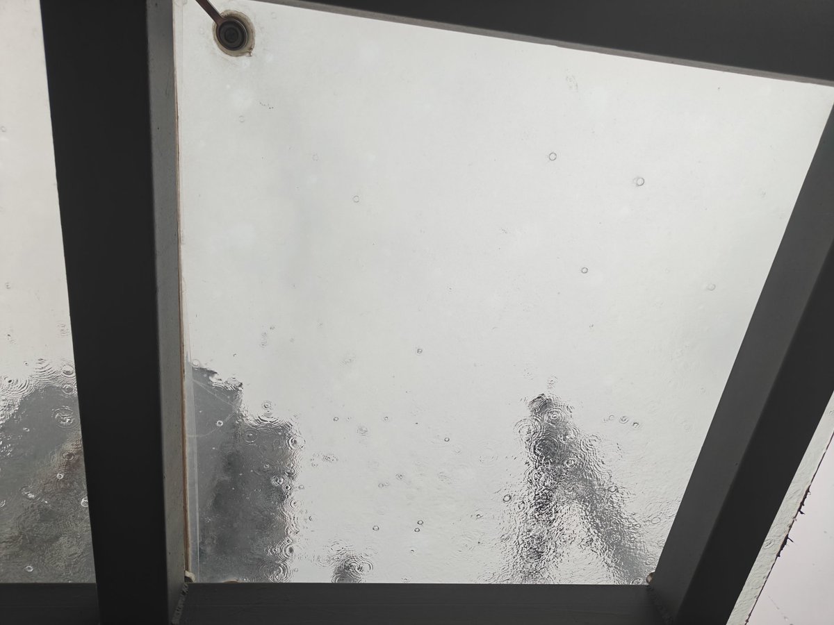 silenceforlive's tweet photo. 看见雨掉落的轨迹，有时候会觉得大自然的雨落下来是随机的，没有一个函数可以模拟，所以落点和溅开的涟漪的背后有多少自然的动力呢，想到这里突然感觉这个世界很奇妙。 https://t.co/FyGhmPZxiU