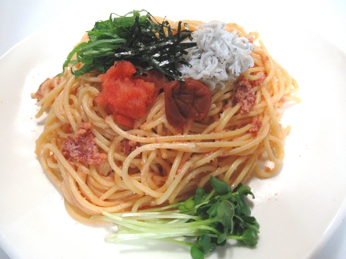 aromalotta's tweet photo. 朝から曇って蒸し暑い日曜日。
今日の麺料理は「梅明太しらすパスタ」です🎵
明太子パスタに叩いた梅肉を和えて、しらす、大葉、刻み海苔を飾りました。
風味豊かな明太子やしらすに梅干しの酸味がアクセントになってさっぱりと美味しいパスタになりました😋
#男の手料理
#手作り麺料理
#明太子スパ
#明太子パスタ
#しらすパスタ
#梅明太しらすパスタ