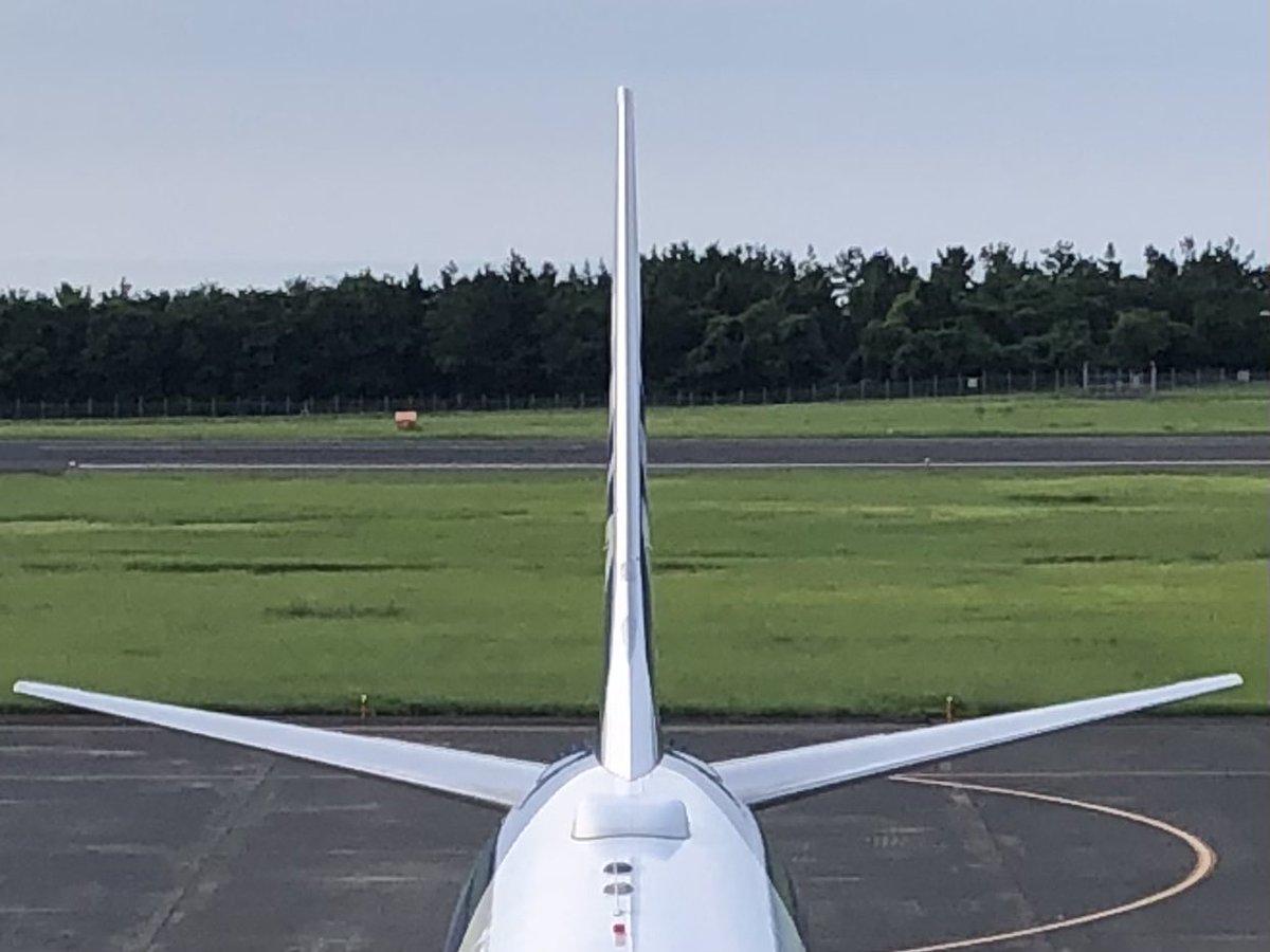 PAW278's tweet photo. 前から思う素朴な疑問

旅客機の垂直尾翼
胴体にポン乗せなのは何故？
曲技機もそう、、
主翼には
フィレット、翼端フィン
なのに垂直はポン乗せ、、

抵抗にならないのかな？ https://t.co/9q8YkNGnv7